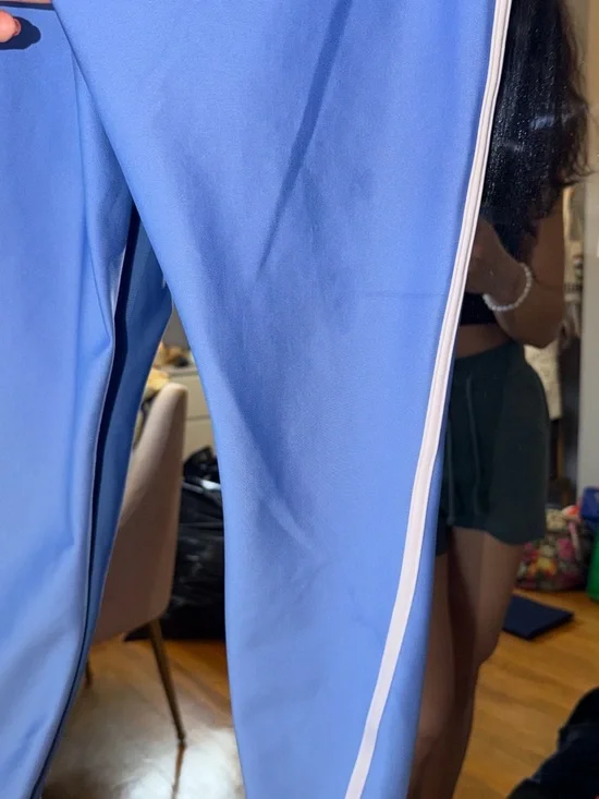 ALO Yoga Leggings and Sports Bra Set - Picture 7 of 8